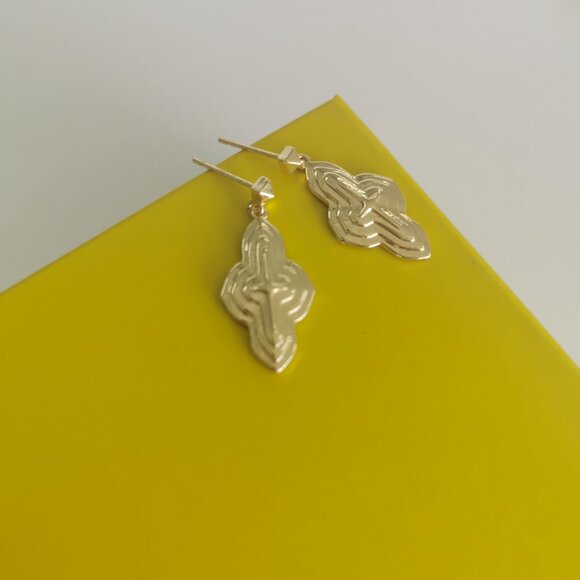Abbie Gold Metal Drop Earrings by Kendra Scott - Picture 1 of 4